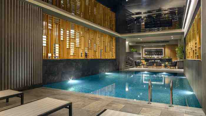 Indoor pool at Hilton Istanbul Maslak Inside the Magnificent Hilton Istanbul Maslak of Hilton Istanbul Maslak Maslak Mahallesi, BÃ¼yÃ¼kdere Cd. No:233 - Photo 5 of 9