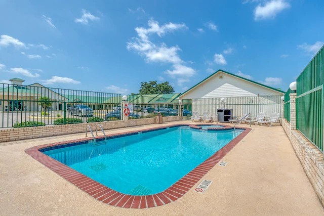  Profile Photos of OYO Hotel Yoakum West 104 Ellen May Rd - Photo 6 of 24