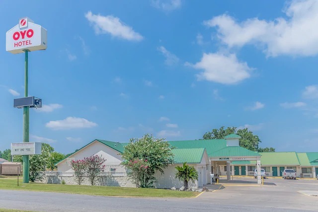  Profile Photos of OYO Hotel Yoakum West 104 Ellen May Rd - Photo 2 of 24