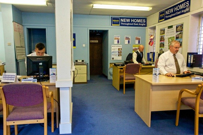 Abbotts Branch Photography, High Street, Newmarket New Album of Abbotts Countrywide 124 High Street - Photo 2 of 4