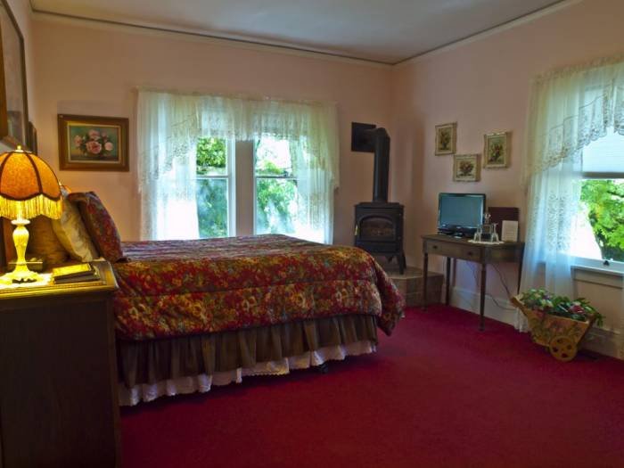  Profile Photos of Shady Oaks Country Inn - Napa Valley Bed and breakfast 399 Zinfandel Lane - Photo 4 of 12