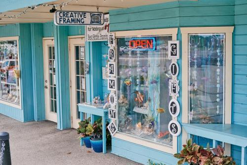  Profile Photos of Creative Framing & Gift Gallery 2357 South Tamiami Trail #6 - Photo 2 of 4