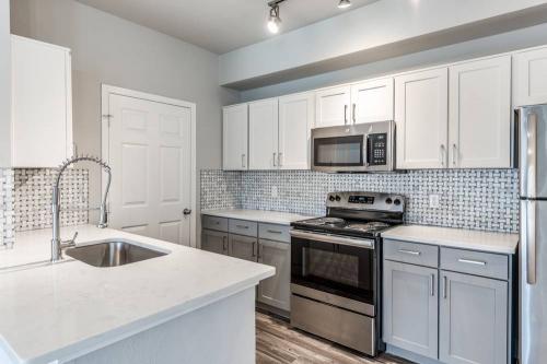  Gallery of Palomar Apartments 100 Texas Ave - Photo 3 of 3