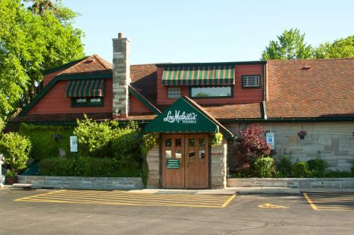  New Album of Lou Malnati's Lincolnwood 6649 N Lincoln Ave - Photo 2 of 2
