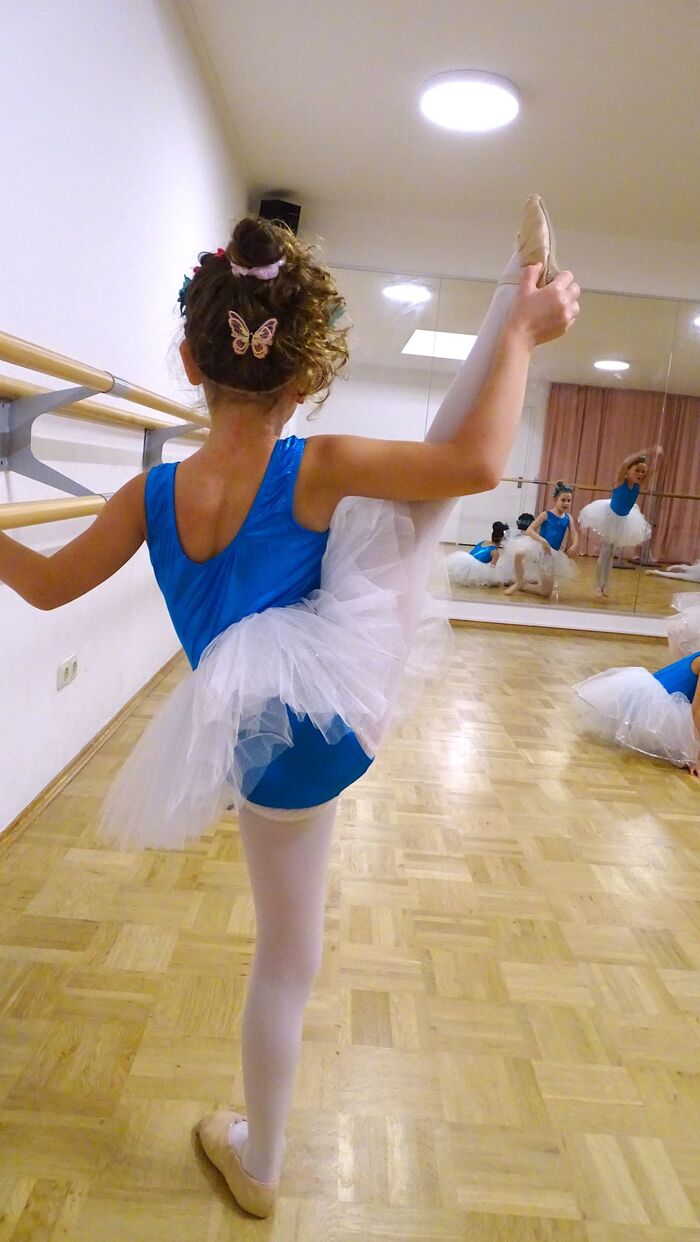 little girl does her ballet exercises | Ballettstudio Ost Profile Photos of Ballettstudio Ost Hanauer LandtsraÃŸe 138 - Photo 2 of 7