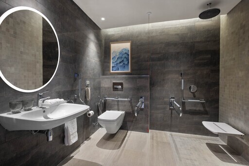 Accessible Bathroom in Hilton Abu Dhabi Yas Island A luxurious property in Abu Dhabi, Yas Island of Hilton Abu Dhabi Yas Island Yas Bay, Yas Island - Photo 6 of 15