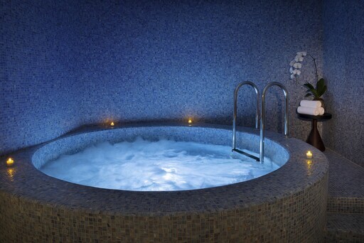 Jacuzzi in Hilton Abu Dhabi Yas Island A luxurious property in Abu Dhabi, Yas Island of Hilton Abu Dhabi Yas Island Yas Bay, Yas Island - Photo 11 of 15