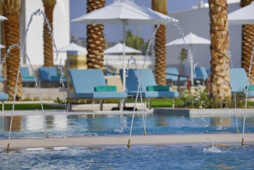 Pool in Hilton Abu Dhabi Yas Island A luxurious property in Abu Dhabi, Yas Island of Hilton Abu Dhabi Yas Island Yas Bay, Yas Island - Photo 8 of 15