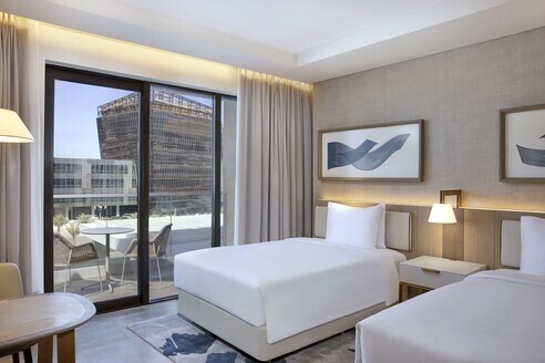 Double Deluxe Room in Hilton Abu Dhabi Yas Island A luxurious property in Abu Dhabi, Yas Island of Hilton Abu Dhabi Yas Island Yas Bay, Yas Island - Photo 4 of 15