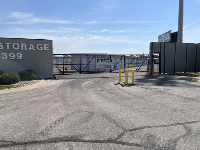  New Album of I-29/I-35 Self Storage 4121 NE Davidson Rd - Photo 3 of 3