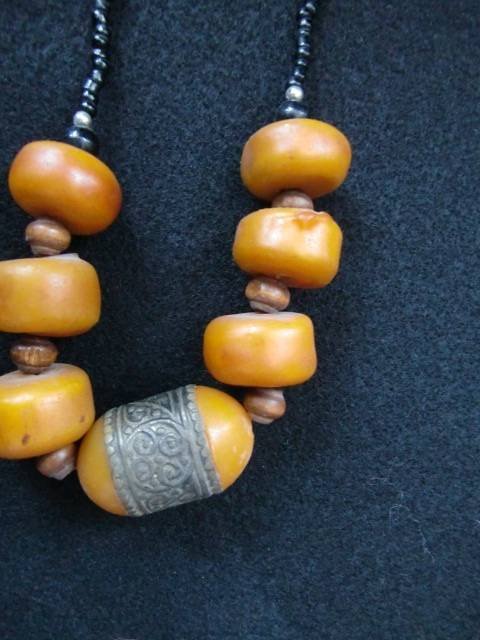 From Morocco<br />
BERBER NECKLACE WITH AMBER AND METAL BEADS Tribal Chic of Crafts of the World Online 15 High Street - Photo 3 of 8 From Morocco<br />
BERBER NECKLACE WITH AMBER AND METAL BEADS Tribal Chic of Crafts of the World Online 15 High Street - Photo 3 of 8