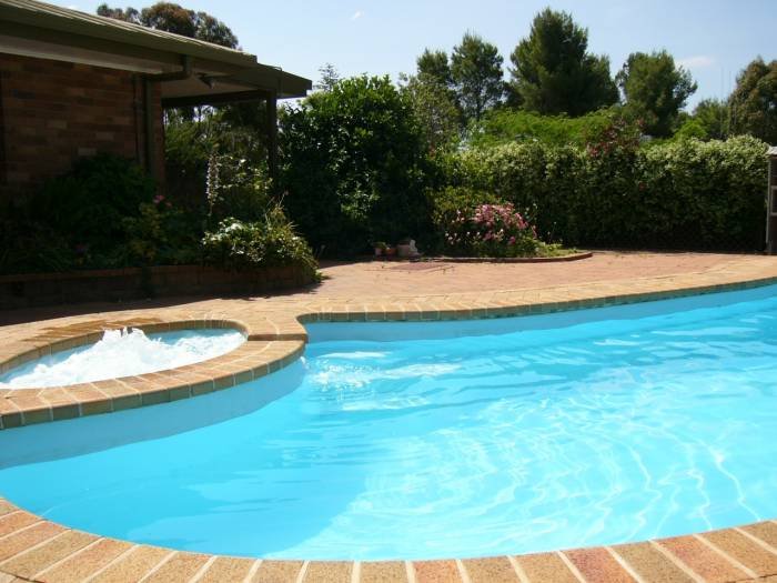 Guest enjoy the solar-heated pool/spa Profile Photos of Sunset View B&B Forbes NSW 229 Edward St - Photo 4 of 4