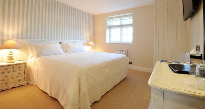  Profile Photos of The Lifeboat Inn Ship Lane - Photo 14 of 16