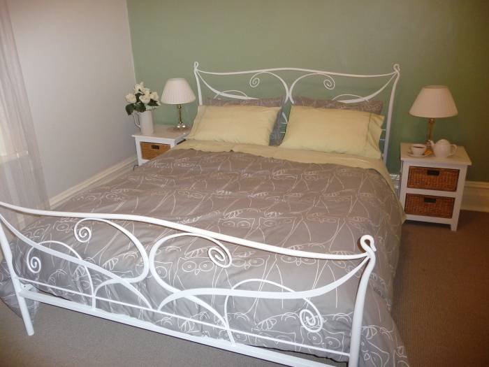 Queen Bedroom 2 Country bakehouse 2013New Album of Country bakehouse Accommodation Main Street - Photo 4 of 8