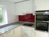 Double oven in tall unit and electric hob with extractor in wall unit. Intoto Kitchens Wokingham 23 Peach Street 
