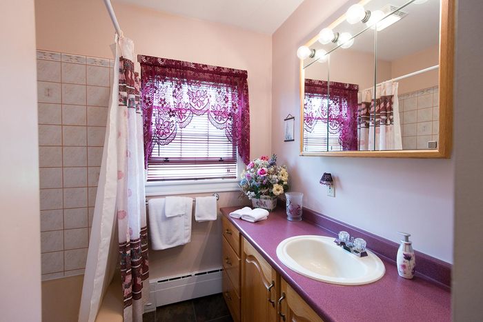 Barbara's Bath. 4 Piece  Profile Photos of Harbour Tide Inn ~ Bed & Breakfast 725 Main Street - Photo 25 of 83
