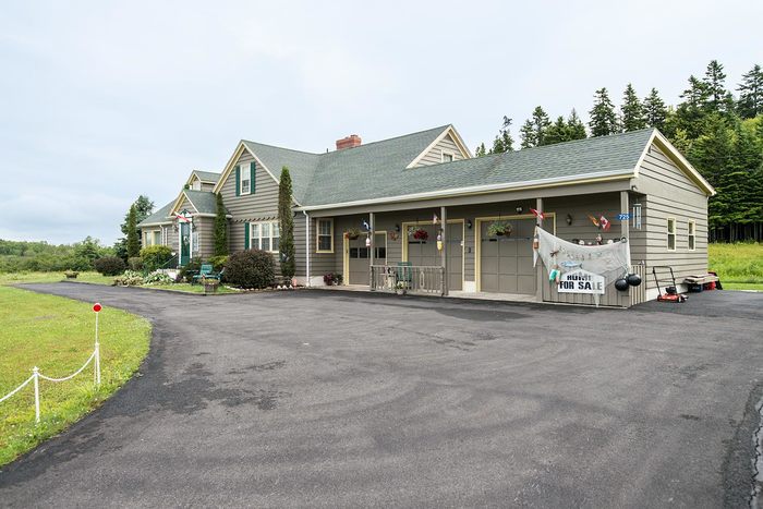 Our paved parking area is immense. FREE Parking for up to 8 vehicles. Profile Photos of Harbour Tide Inn ~ Bed & Breakfast 725 Main Street - Photo 9 of 83 Our paved parking area is immense. FREE Parking for up to 8 vehicles. Profile Photos of Harbour Tide Inn ~ Bed & Breakfast 725 Main Street - Photo 9 of 83
