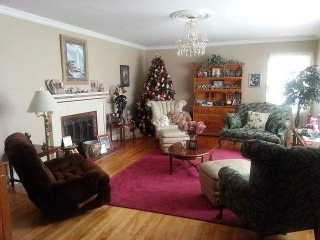 Our Living Room...and yes that is a permanent Christmas Tree. Profile Photos of Harbour Tide Inn ~ Bed & Breakfast 725 Main Street - Photo 16 of 83 Our Living Room...and yes that is a permanent Christmas Tree. Profile Photos of Harbour Tide Inn ~ Bed & Breakfast 725 Main Street - Photo 16 of 83