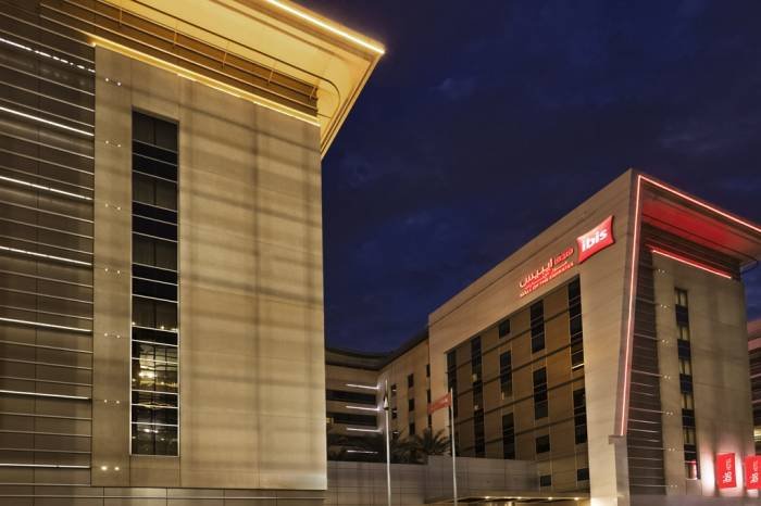 Exterior Night Profile Photos of Ibis Mall Of The Emirates 2 A Street - Photo 3 of 7