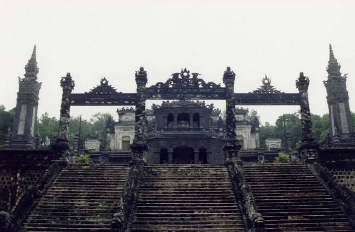 King Khai Dinh's mausoleum MIDDLE LAND OF VIETNAM of PD TOURISM & TRADING CO., LTD. 516 Nguyen Chi Thanh st., - Photo 9 of 26