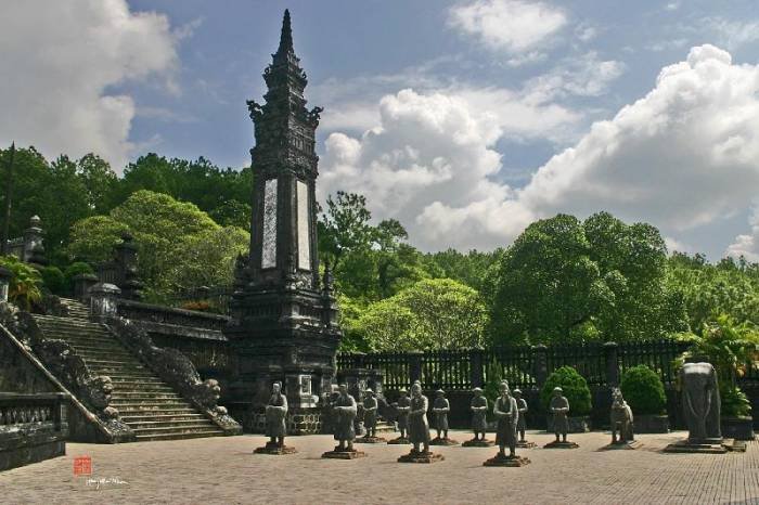 King Khai Dinh's royal tomb MIDDLE LAND OF VIETNAM of PD TOURISM & TRADING CO., LTD. 516 Nguyen Chi Thanh st., - Photo 8 of 26
