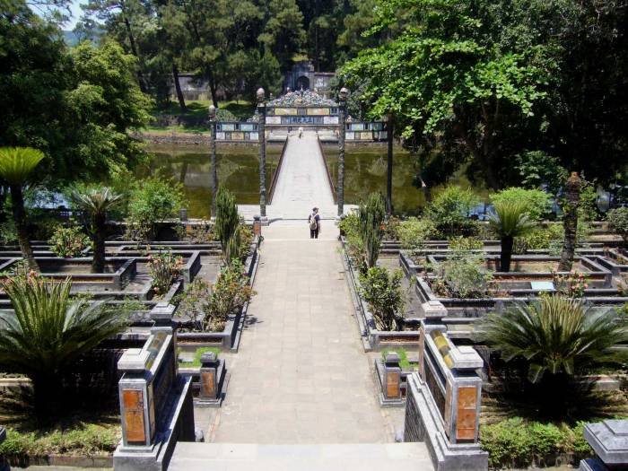 King Minh mang's mausoleum. MIDDLE LAND OF VIETNAM of PD TOURISM & TRADING CO., LTD. 516 Nguyen Chi Thanh st., - Photo 6 of 26