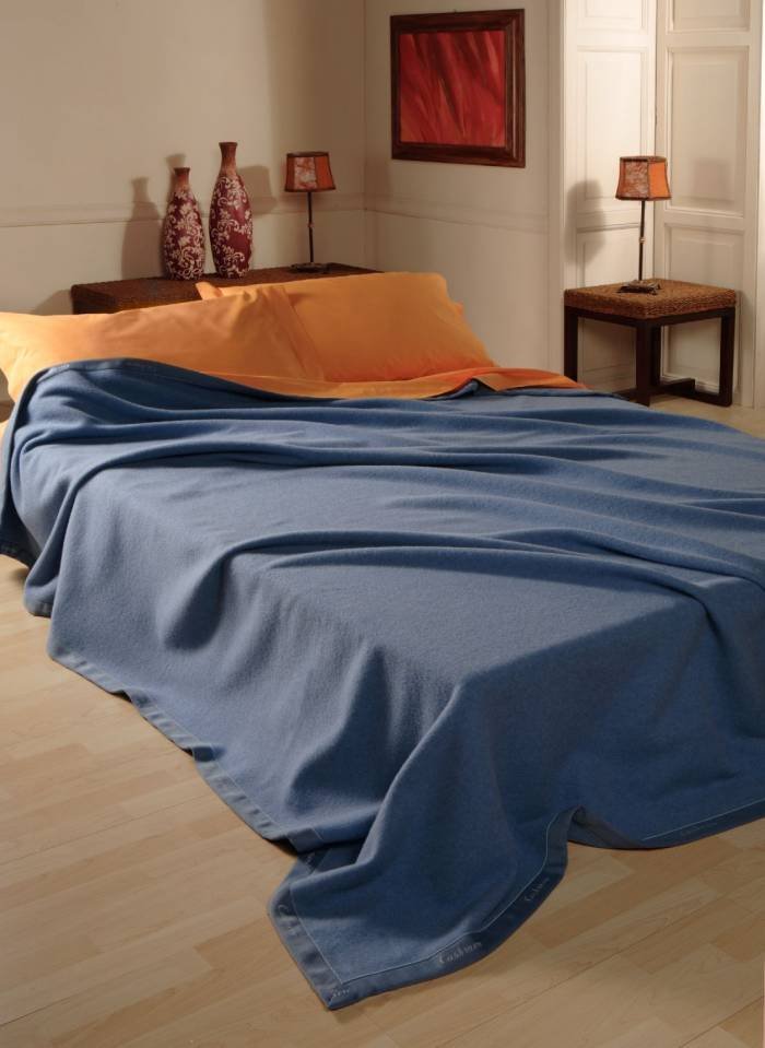 BLANKET BED CASHMERE BLEND FOR WINTER GRACE<br />
The blanket bed Grace is woven in blended soft cashmere and soft merino wool. Made in Italy by expert artisans in different colours.<br />
On sale at: www.cashmerewool.it<br />
<br />
 Profile Photos of Cashmerewool Piazza XXV Aprile, 2/F - Photo 10 of 21