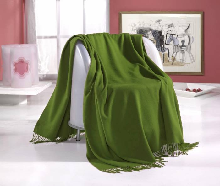 PURE CASHMERE PLAID THROW ARMONY. The softness of Cashmere is the peculiarity of this throw produced in Italy by local craftsmen, 20 colours.  Teaselling with natural thistles. Composition 100% pure cashmereÂ  inch. 72