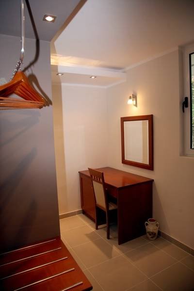 Hall with wardrobe and kitchenette in Platinum standard double room Profile Photos of Hotel Mediteran Ulcinj Mujo Ulqinaku bb - Photo 7 of 19 Hall with wardrobe and kitchenette in Platinum standard double room Profile Photos of Hotel Mediteran Ulcinj Mujo Ulqinaku bb - Photo 7 of 19