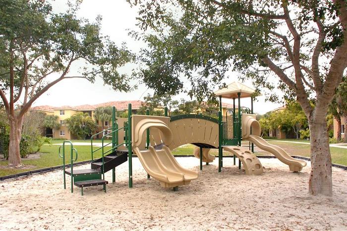  Profile Photos of Coconut Palm Club Apartments 5400 Northwest 55th Boulevard - Photo 5 of 6