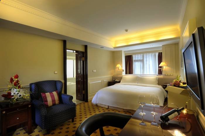 Premier Room Accommodation of Crowne Plaza Hotel & Suites Landmark Shenzhen Number 3018, Nanhu Road - Photo 6 of 7