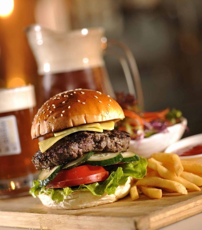 Brew House - Burger Food & Beverage of Crowne Plaza Hotel & Suites Landmark Shenzhen Number 3018, Nanhu Road - Photo 7 of 8
