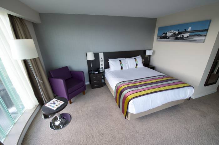 Holiday Inn Southend - Executive Room Profile Photos of Holiday Inn Southend 77 Eastwoodbury Crescent - Photo 5 of 13