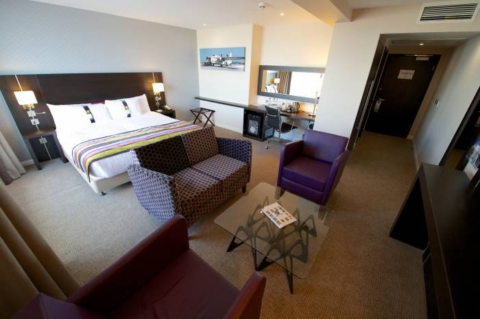 Holiday Inn Southend - King Superior Bedroom Profile Photos of Holiday Inn Southend 77 Eastwoodbury Crescent - Photo 6 of 13