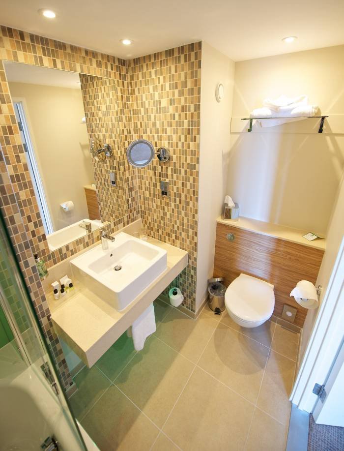 Holiday Inn Southend - Bathroom Profile Photos of Holiday Inn Southend 77 Eastwoodbury Crescent - Photo 7 of 13