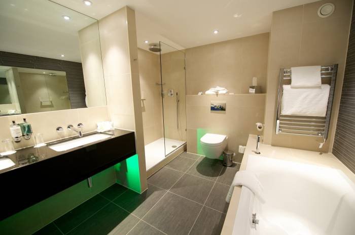 Holiday Inn Southend - King Superior Bathroom Profile Photos of Holiday Inn Southend 77 Eastwoodbury Crescent - Photo 8 of 13