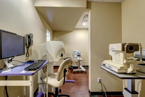  Profile Photos of Houston Eye Doctor 4899 Griggs Road - Photo 3 of 4