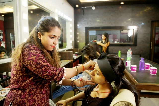  New Album of MAKEUP 18 DELHI's PREMIER MEDIA MAKEUP ACADEMY 16C 2nd FLOOR HUDSON LANE GTB NAGAR DELHI-9 - Photo 2 of 8