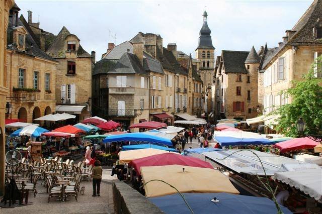 Sarlat, on Market Day<br />
During our Bordeaux, Dordogne & Languedoc Tour of France http://www.ipswichtours.com/bordeaux.html Tour Photos of Olde Ipswich Tours Ipswich - Photo 1 of 6 Sarlat, on Market Day<br />
During our Bordeaux, Dordogne & Languedoc Tour of France http://www.ipswichtours.com/bordeaux.html Tour Photos of Olde Ipswich Tours Ipswich - Photo 1 of 6