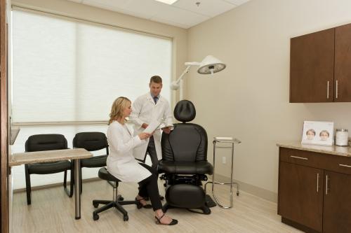  New Album of Synergy Medical Aesthetics 301-1621 Dufferin Crescent - Photo 3 of 4