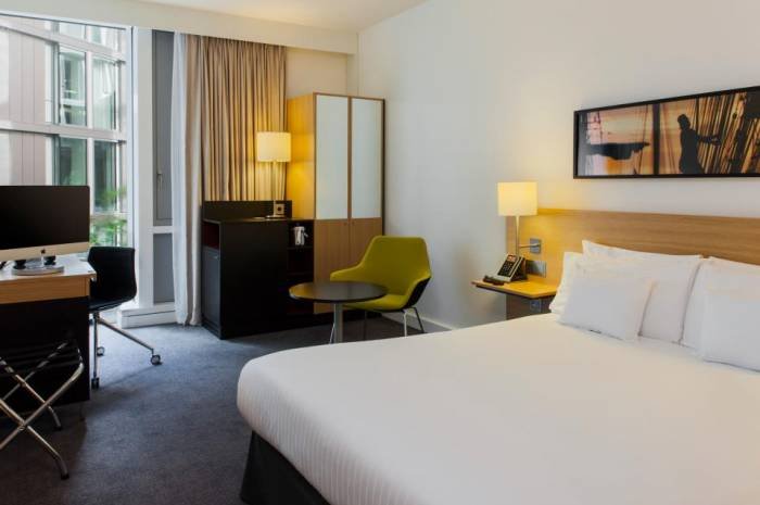 Guestroom Profile Photos of DoubleTree by Hilton Amsterdam Centraal Station Oosterdoksstraat 4 - Photo 7 of 9