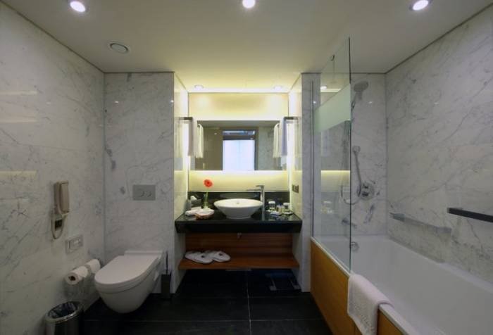 Bathroom Stylish hotel in Istanbul's charming Old Town of DoubleTree by Hilton Hotel Istanbul - Old Town BeyazÄ±t Mh., Ordu Cad. No:31 - Photo 9 of 21