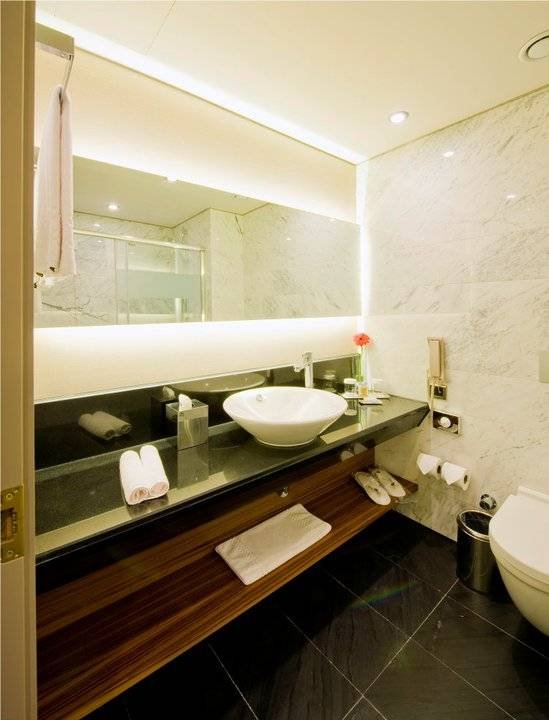 Bathroom Stylish hotel in Istanbul's charming Old Town of DoubleTree by Hilton Hotel Istanbul - Old Town BeyazÄ±t Mh., Ordu Cad. No:31 - Photo 7 of 21