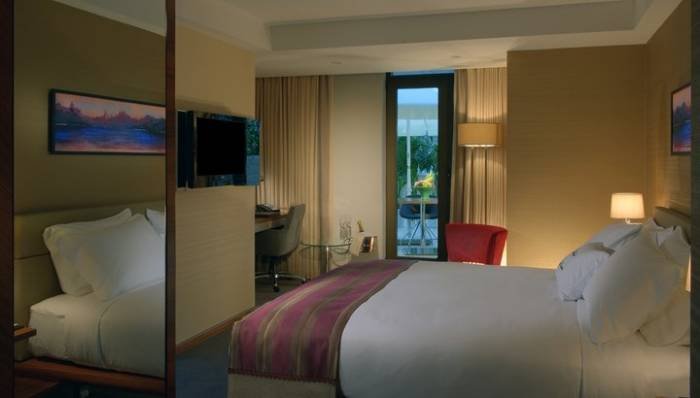 Guest Room Stylish hotel in Istanbul's charming Old Town of DoubleTree by Hilton Hotel Istanbul - Old Town BeyazÄ±t Mh., Ordu Cad. No:31 - Photo 5 of 21