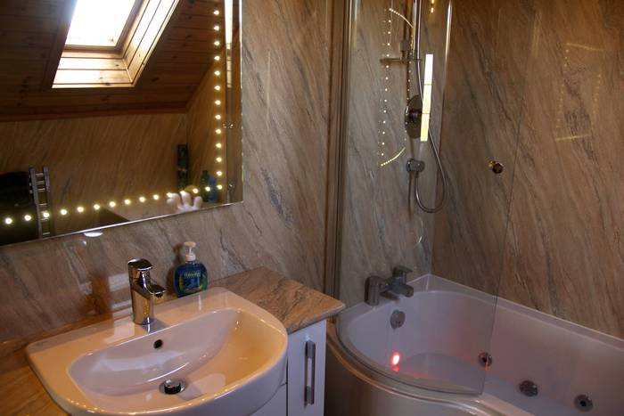 Ensuite bath with shower over jacuzzi tub Westrow Lodge Bed and Breakfast of Westrow Lodge Bed & Breakfast A964 - Photo 7 of 10