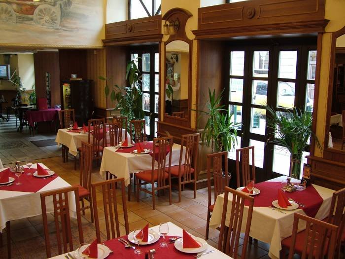 Profile Photos of VÃ¶rÃ¶s Postakocsi Restaurant RÃ¡day utca 15 - Photo 11 of 19