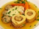 KrÃºdy marhahÃºslevese gazdagon Beef Broth, VÃ¶rÃ¶s Postakocsi Restaurant, Budapest
