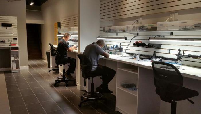  Profile Photos of RÃ©parations Cellulaires Rapides Joliette (RCR Joliette) 850, Firestone Blvd., Suite 109 - Photo 2 of 9