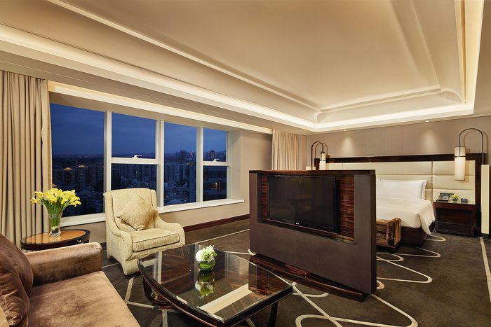 King Hilton Executive at Hilton Shanghai Hongqiao Guest Rooms of Hilton Shanghai Hongqiao No. 1116 Hong Song East Rd - Photo 12 of 17