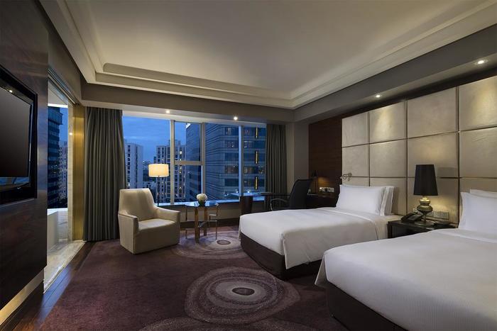Twin Executive Room at Hilton Shanghai Hongqiao Guest Rooms of Hilton Shanghai Hongqiao No. 1116 Hong Song East Rd - Photo 3 of 17